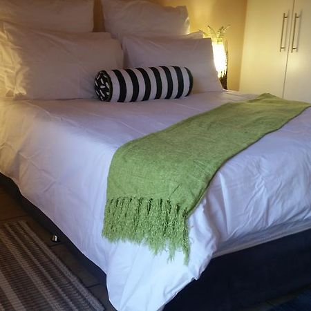African Phoenix Guest Lodge Johannesburg Buitenkant foto