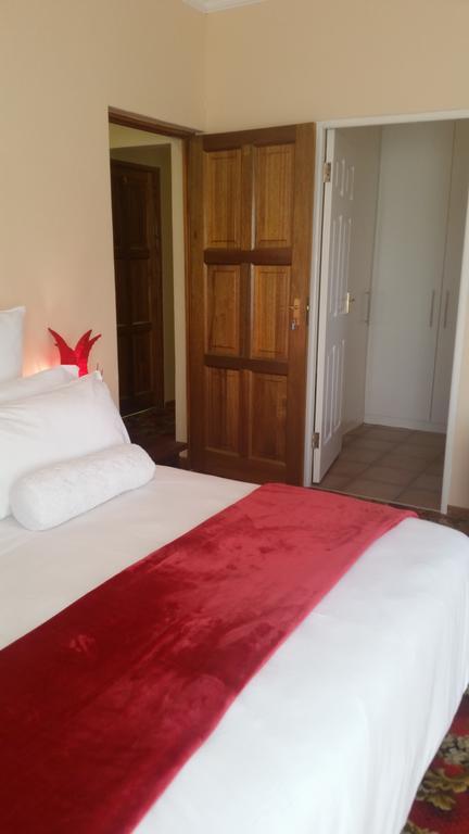 African Phoenix Guest Lodge Johannesburg Buitenkant foto
