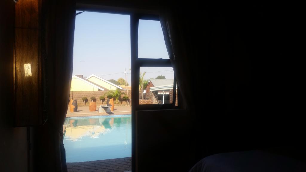 African Phoenix Guest Lodge Johannesburg Buitenkant foto