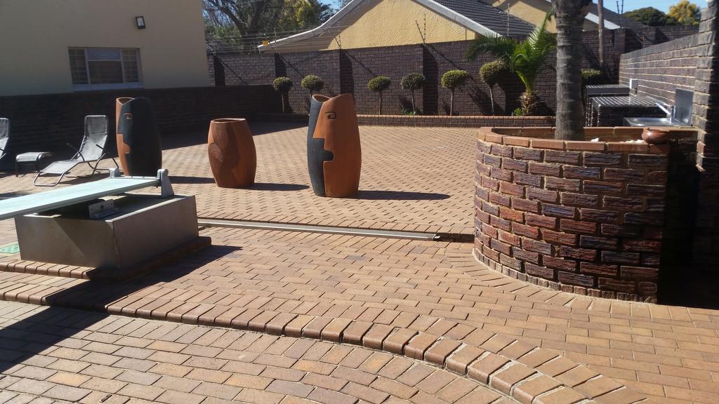 African Phoenix Guest Lodge Johannesburg Buitenkant foto