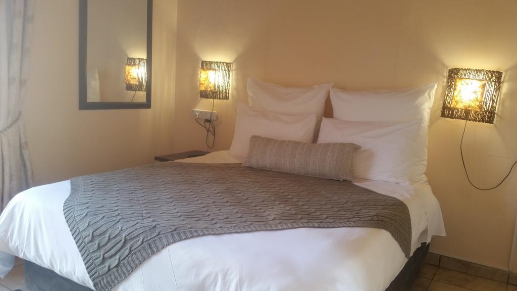 African Phoenix Guest Lodge Johannesburg Buitenkant foto