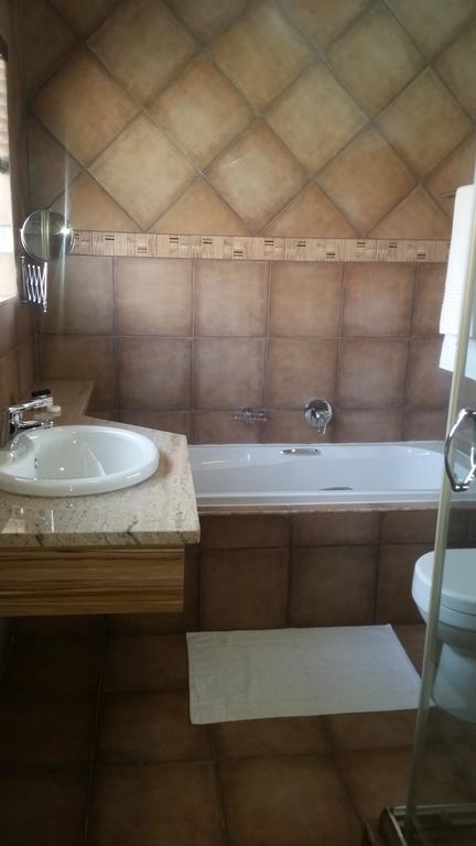 African Phoenix Guest Lodge Johannesburg Buitenkant foto