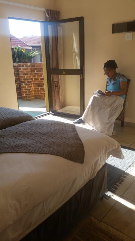 African Phoenix Guest Lodge Johannesburg Buitenkant foto