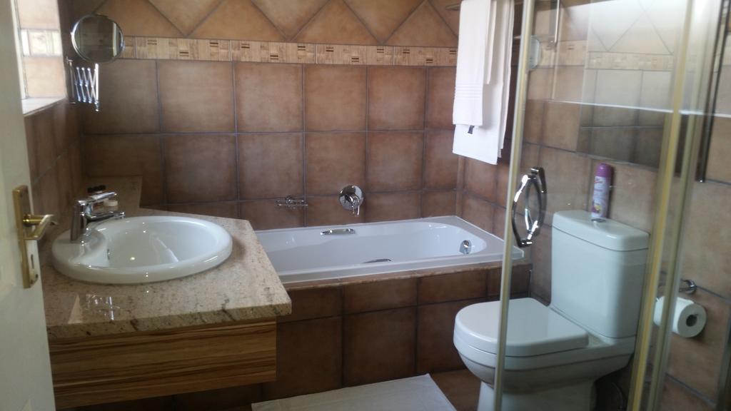 African Phoenix Guest Lodge Johannesburg Buitenkant foto