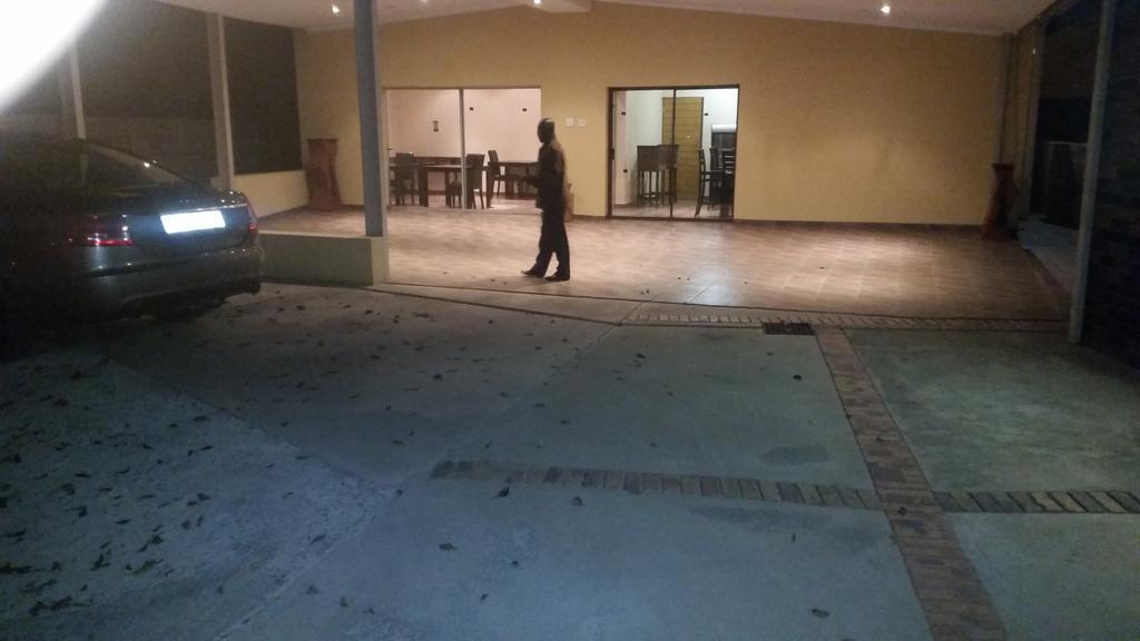 African Phoenix Guest Lodge Johannesburg Buitenkant foto