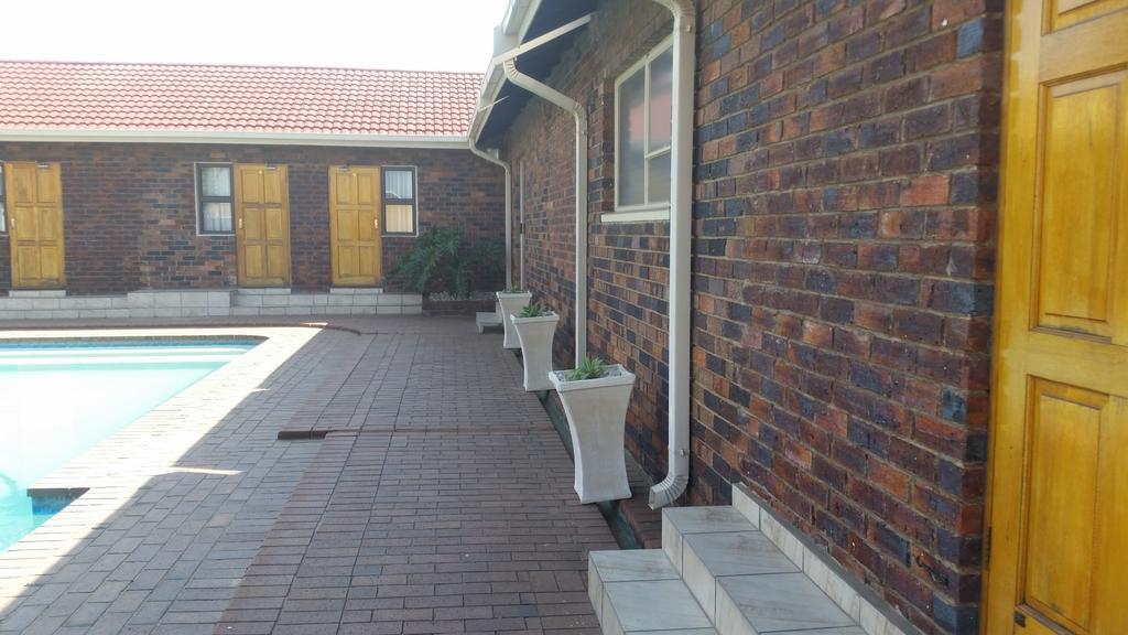 African Phoenix Guest Lodge Johannesburg Buitenkant foto