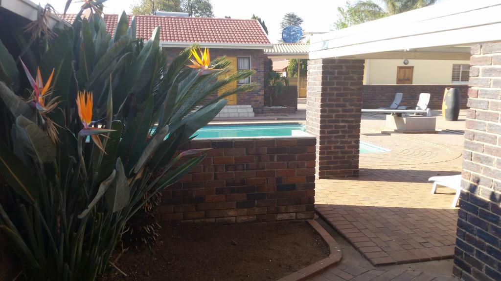 African Phoenix Guest Lodge Johannesburg Buitenkant foto