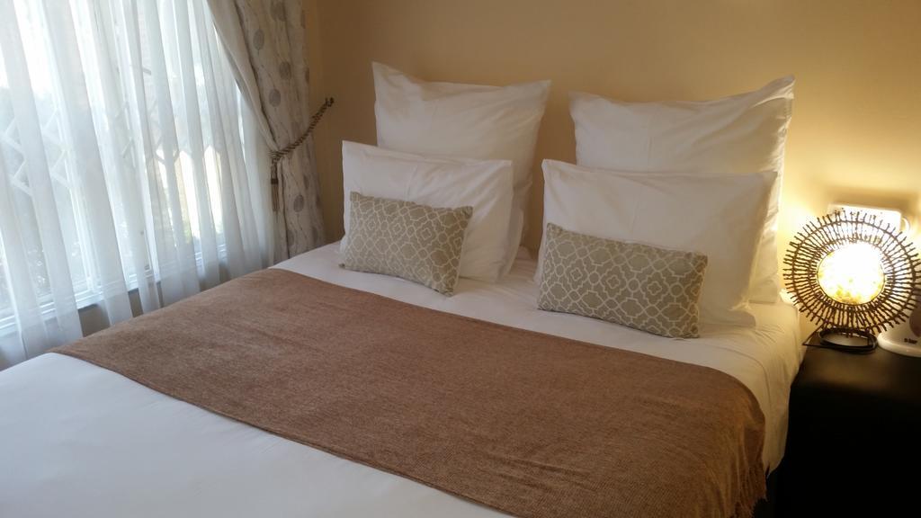 African Phoenix Guest Lodge Johannesburg Buitenkant foto