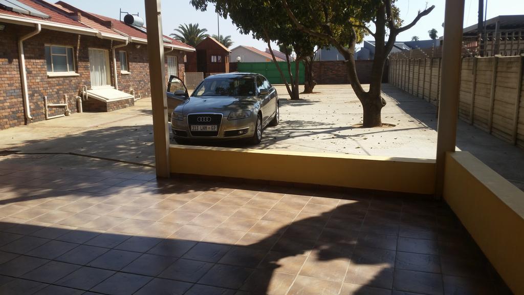 African Phoenix Guest Lodge Johannesburg Buitenkant foto