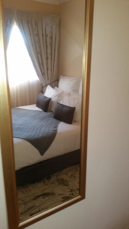 African Phoenix Guest Lodge Johannesburg Buitenkant foto