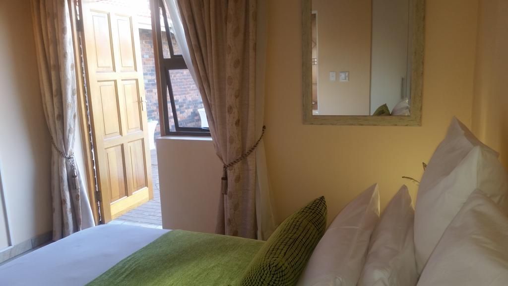 African Phoenix Guest Lodge Johannesburg Buitenkant foto