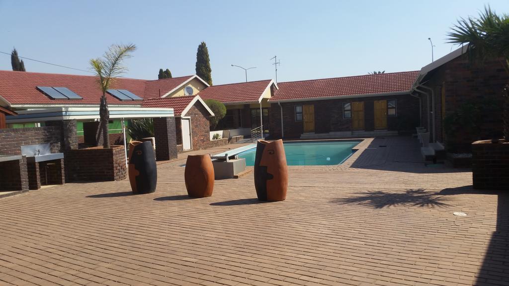 African Phoenix Guest Lodge Johannesburg Buitenkant foto