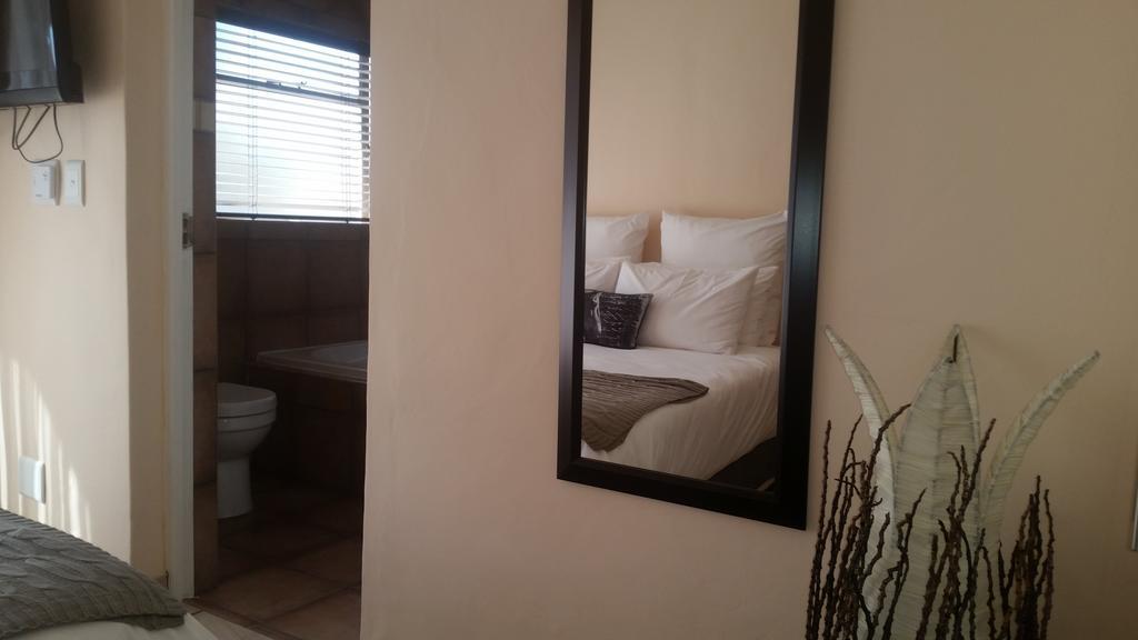 African Phoenix Guest Lodge Johannesburg Buitenkant foto