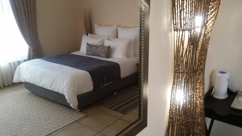 African Phoenix Guest Lodge Johannesburg Buitenkant foto