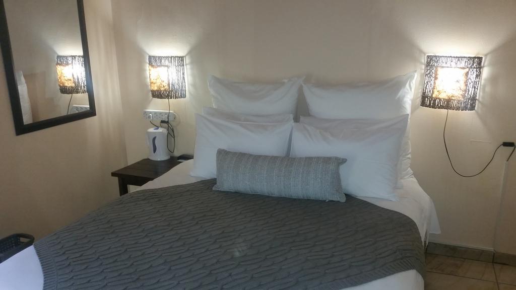 African Phoenix Guest Lodge Johannesburg Buitenkant foto