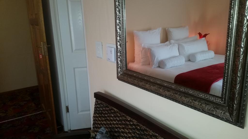African Phoenix Guest Lodge Johannesburg Buitenkant foto