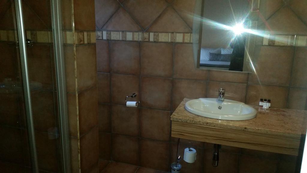 African Phoenix Guest Lodge Johannesburg Buitenkant foto