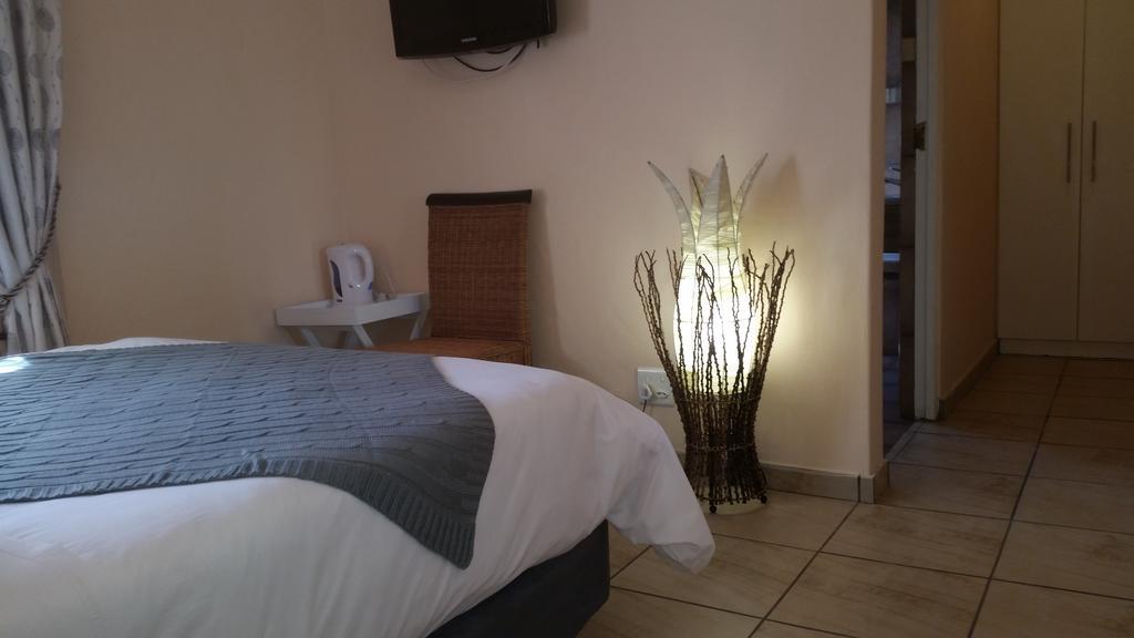 African Phoenix Guest Lodge Johannesburg Buitenkant foto