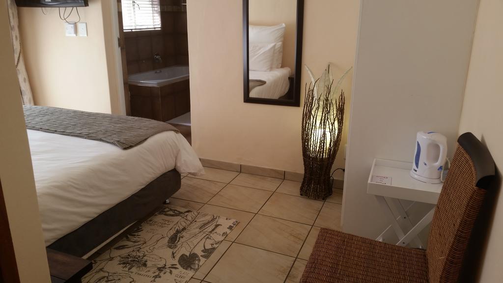 African Phoenix Guest Lodge Johannesburg Buitenkant foto