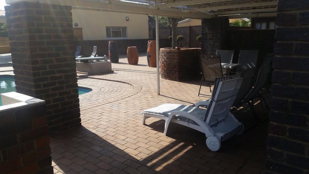 African Phoenix Guest Lodge Johannesburg Buitenkant foto