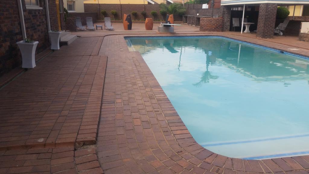 African Phoenix Guest Lodge Johannesburg Buitenkant foto