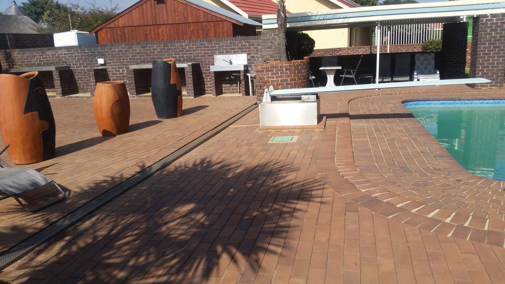 African Phoenix Guest Lodge Johannesburg Buitenkant foto